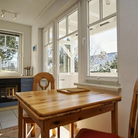Apartment In Ruhiger Lage, Mit Meerblick - Am Sonnenhang 01 Goehren (Ruegen)