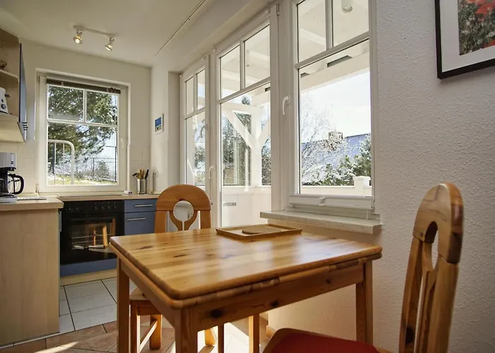 Apartment In Ruhiger Lage, Mit Meerblick - Am Sonnenhang 01 Goehren (Ruegen)